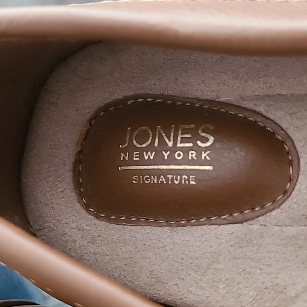 EUC Jones New York Signature Jamie Gold Logo Loafers Saddle Tan Sz 7M - Picture 3 of 8